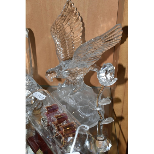 391 - A COLLECTION OF SWAROVSKI CRYSTAL AND OTHER DECORATIVE GLASS WARE, Swarovski figures to include owls... 