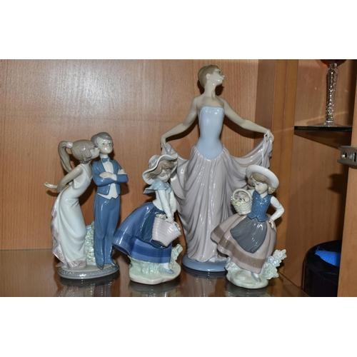 400 - A GROUP OF FOUR LLADRO FIGURINES, comprising Let's Make Up, no.5555, sculpted by Juan Huerta, issued... 