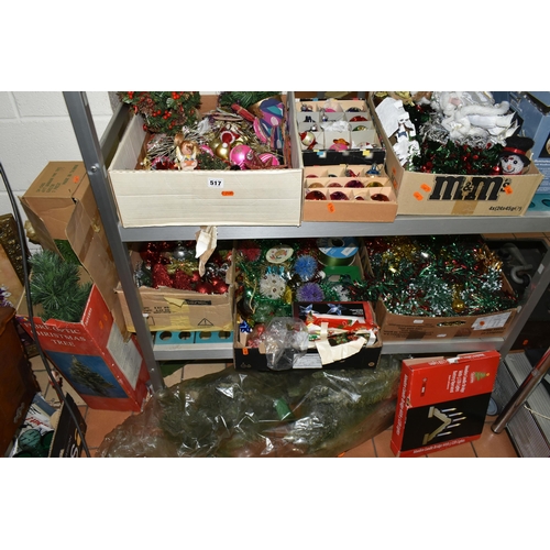 517 - FIVE BOXES AND LOOSE VINTAGE AND MODERN CHRISTMAS DECORATIONS, to include vintage and modern glass b... 