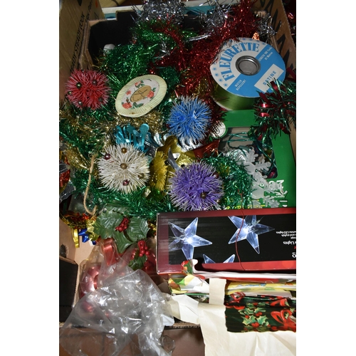 517 - FIVE BOXES AND LOOSE VINTAGE AND MODERN CHRISTMAS DECORATIONS, to include vintage and modern glass b... 