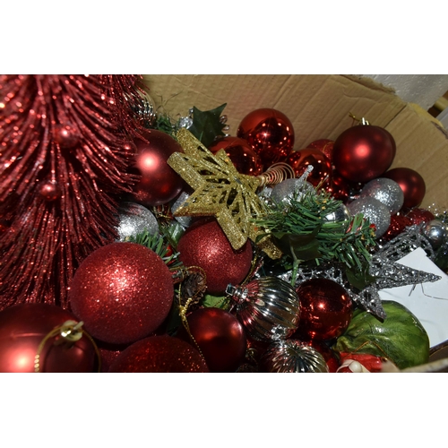 517 - FIVE BOXES AND LOOSE VINTAGE AND MODERN CHRISTMAS DECORATIONS, to include vintage and modern glass b... 