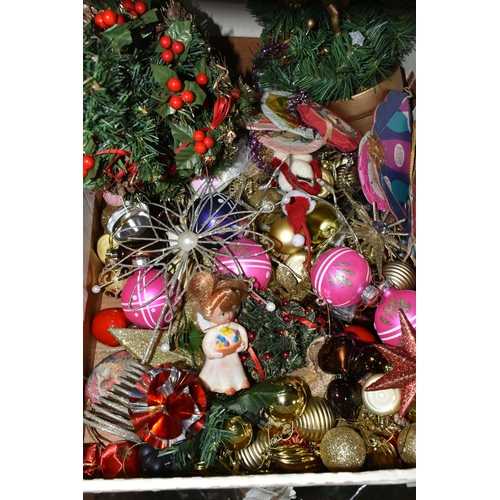 517 - FIVE BOXES AND LOOSE VINTAGE AND MODERN CHRISTMAS DECORATIONS, to include vintage and modern glass b... 