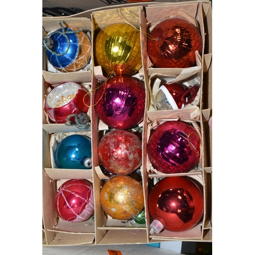 517 - FIVE BOXES AND LOOSE VINTAGE AND MODERN CHRISTMAS DECORATIONS, to include vintage and modern glass b... 