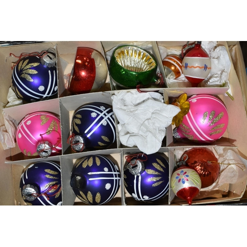 517 - FIVE BOXES AND LOOSE VINTAGE AND MODERN CHRISTMAS DECORATIONS, to include vintage and modern glass b... 