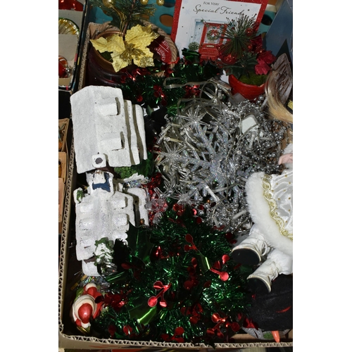 517 - FIVE BOXES AND LOOSE VINTAGE AND MODERN CHRISTMAS DECORATIONS, to include vintage and modern glass b... 