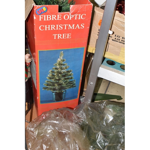 517 - FIVE BOXES AND LOOSE VINTAGE AND MODERN CHRISTMAS DECORATIONS, to include vintage and modern glass b... 