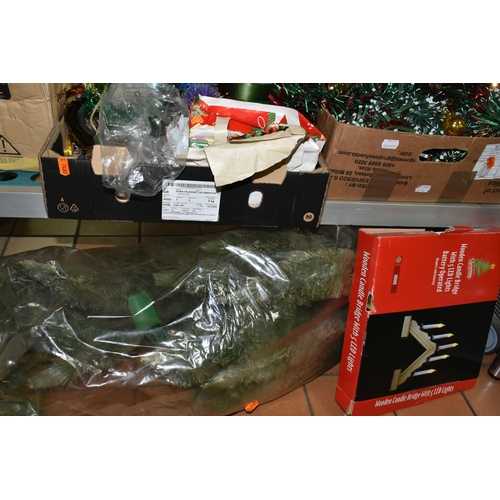 517 - FIVE BOXES AND LOOSE VINTAGE AND MODERN CHRISTMAS DECORATIONS, to include vintage and modern glass b... 