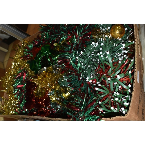 517 - FIVE BOXES AND LOOSE VINTAGE AND MODERN CHRISTMAS DECORATIONS, to include vintage and modern glass b... 