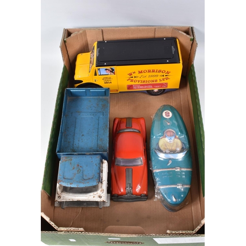 131 - AN UNBOXED TRI-ANG HI-WAY SERIES MILK LORRY, playworn condition, missing bottle grid and all bottles... 