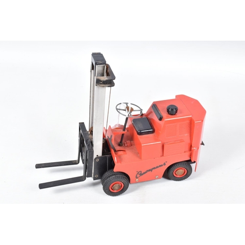 224 - A BOXED VICTORY INDUSTRIES PLASTIC BATTERY OPERATED CONVEYANCER FORK LIFT TRUCK MODEL, 1/14 scale, n... 