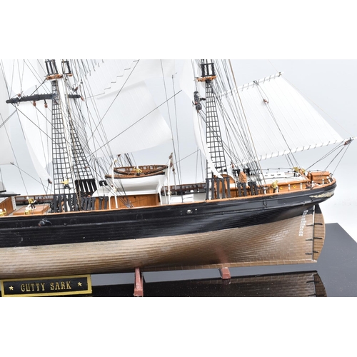 225 - A CONSTRUCTED REVELL PLASTIC KIT OF THE CUTTY SARK HOUSED IN A PERSPEX DISPLAY CASE, kit has been co... 