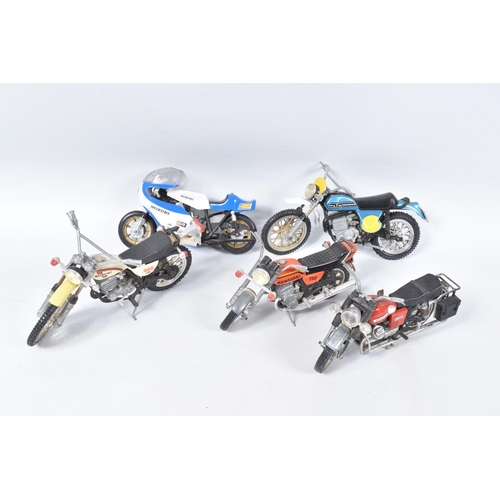 227 - A TRAY OF BOXED AND UNBOXED MODEL TOY VEHCILES, to include a collection of unboxed motorcycles by Po... 