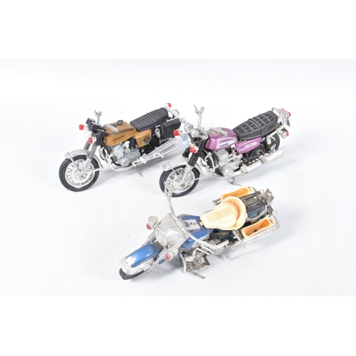 227 - A TRAY OF BOXED AND UNBOXED MODEL TOY VEHCILES, to include a collection of unboxed motorcycles by Po... 