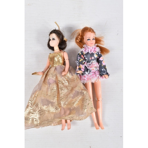 246 - A QUANTITY OF ASSORTED 1960'S/1970'S DOLLS, 4 x Sindy marked '033055x' to back of head, two also mar... 