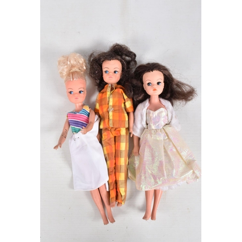 246 - A QUANTITY OF ASSORTED 1960'S/1970'S DOLLS, 4 x Sindy marked '033055x' to back of head, two also mar... 