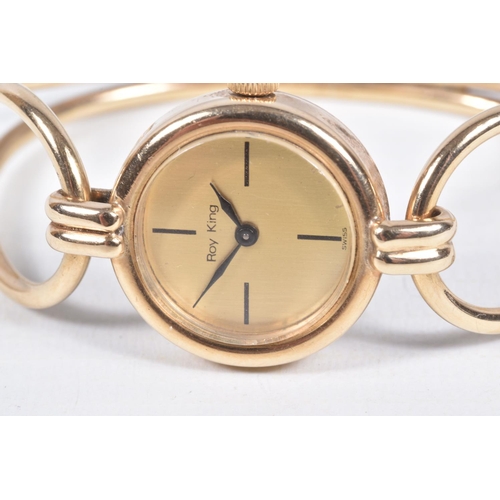 2 - A 9CT GOLD 'ROY KING' LADIES WRISTWATCH, hand wound movement, round dial signed 'Roy King', baton ma... 