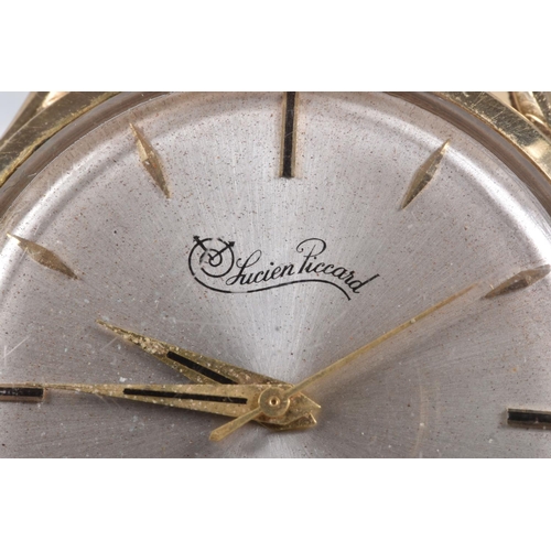 40 - A GENTLEMAN'S WRISTWATCH, the circular face with gold coloured baton hour markers and hands, face st... 