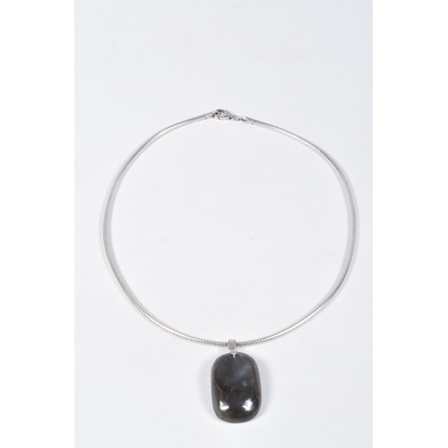 59 - A SMALL ASSORTMENT OF JEWELLERY, to include a labradorite pendant, suspended from a white metal chai... 