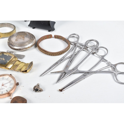 87 - A SMALL COLLECTION OF WATCHES AND QUARTZ CARRIAGE CLOCKS, to include two quartz carriage clocks, one... 