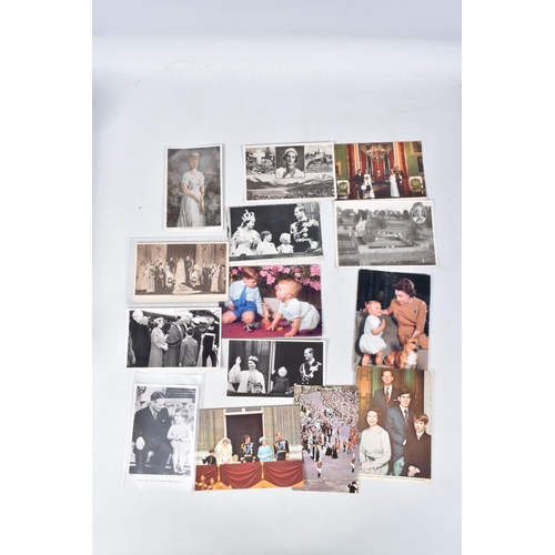 414 - A LARGE COLLECTION OF POSTCARDS, APPROXIMATELY 550, to include Kronprinzliiche Family, Life Guard, L... 