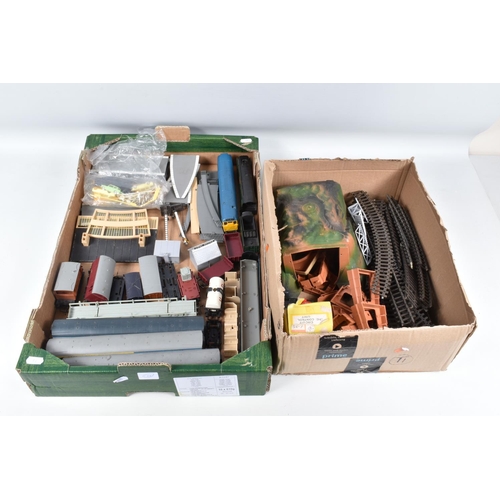 368 - A QUANTITY OF UNBOXED AND ASSORTED TRI-ANG OO GAUGE MODEL RAILWAY ITEMS, to include Battle of Britai... 