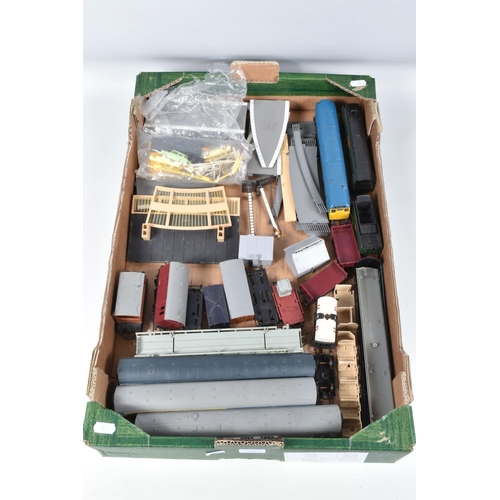 368 - A QUANTITY OF UNBOXED AND ASSORTED TRI-ANG OO GAUGE MODEL RAILWAY ITEMS, to include Battle of Britai... 