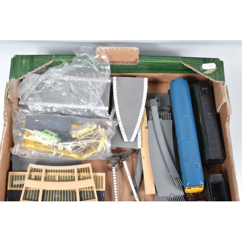 368 - A QUANTITY OF UNBOXED AND ASSORTED TRI-ANG OO GAUGE MODEL RAILWAY ITEMS, to include Battle of Britai... 