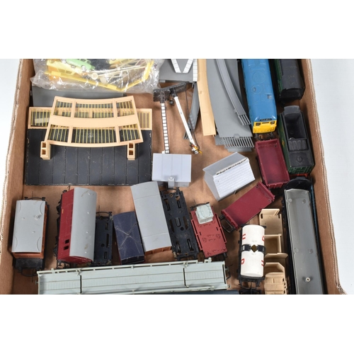 368 - A QUANTITY OF UNBOXED AND ASSORTED TRI-ANG OO GAUGE MODEL RAILWAY ITEMS, to include Battle of Britai... 