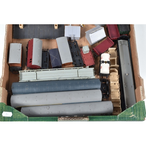 368 - A QUANTITY OF UNBOXED AND ASSORTED TRI-ANG OO GAUGE MODEL RAILWAY ITEMS, to include Battle of Britai... 