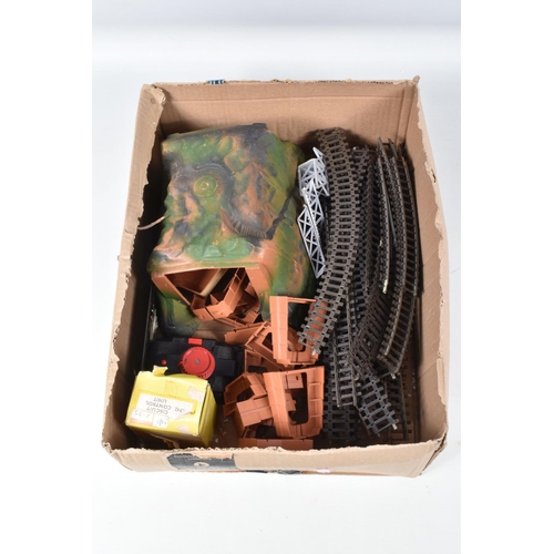 368 - A QUANTITY OF UNBOXED AND ASSORTED TRI-ANG OO GAUGE MODEL RAILWAY ITEMS, to include Battle of Britai... 