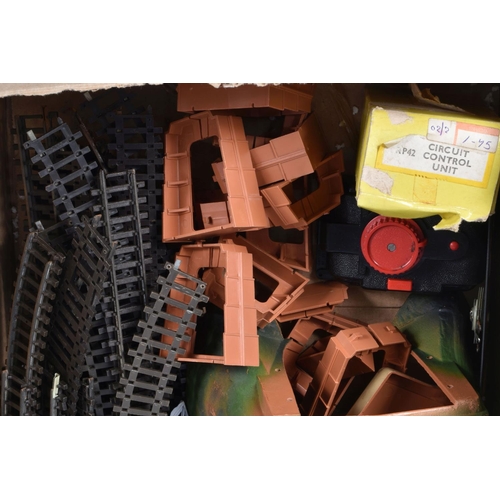 368 - A QUANTITY OF UNBOXED AND ASSORTED TRI-ANG OO GAUGE MODEL RAILWAY ITEMS, to include Battle of Britai... 