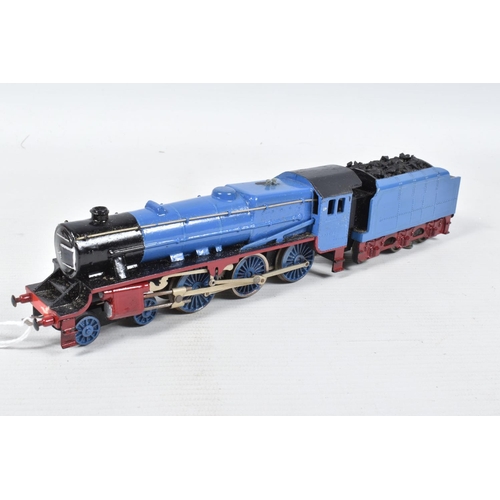 384 - THREE BOXED OO GAUGE LOCOMOTIVES, Hornby Dublo class 4MT Standard Tank No.80054, B.R. black livery (... 