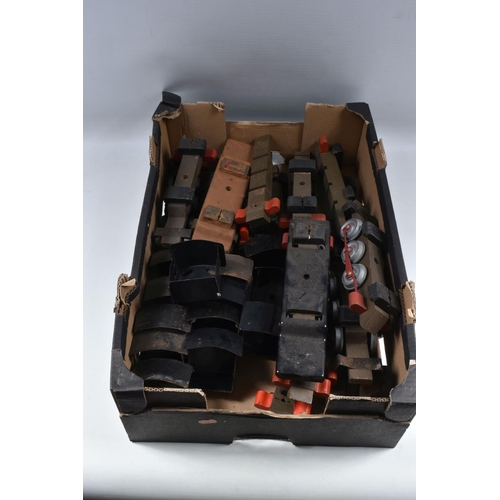 389 - A LARGE QUANTITY OF 'UNITOY' SUPPLIES ENGINE UNIT PARTS, No.R.T.101, comprising a large quantity of ... 