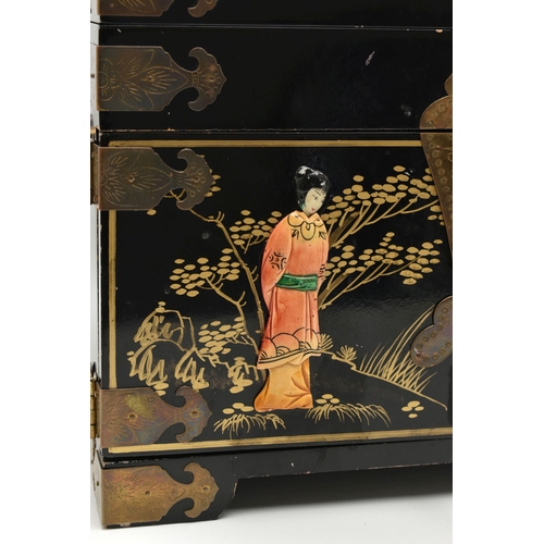 827A - A LATE 20TH CENTURY JAPANESE STYLE BLACK LACQUER JEWELLERY BOX, with decorative brass mounts, gilt d... 