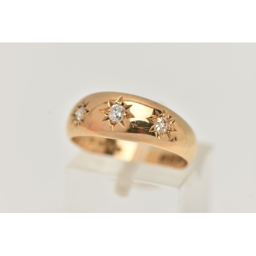 50 - AN EARLY 20TH CENTURY 18CT YELLOW GOLD DIAMOND THREE STONE RING, set with graduating old European cu... 