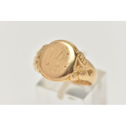 77 - AN EARLY 20TH CENTURY, 18CT GOLD GENTS SIGNET RING, of an oval form, worn engraved monogram, ring he... 