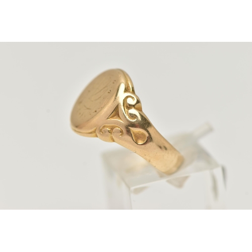 77 - AN EARLY 20TH CENTURY, 18CT GOLD GENTS SIGNET RING, of an oval form, worn engraved monogram, ring he... 