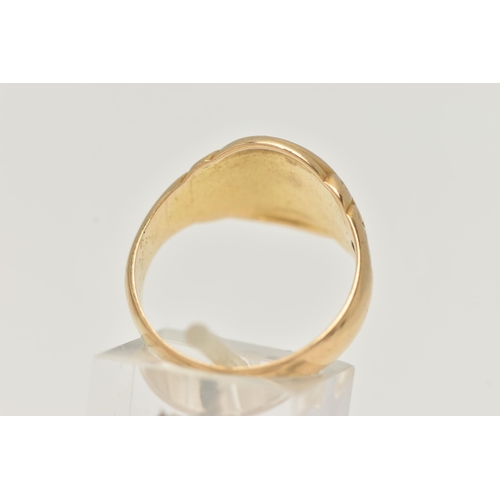 77 - AN EARLY 20TH CENTURY, 18CT GOLD GENTS SIGNET RING, of an oval form, worn engraved monogram, ring he... 