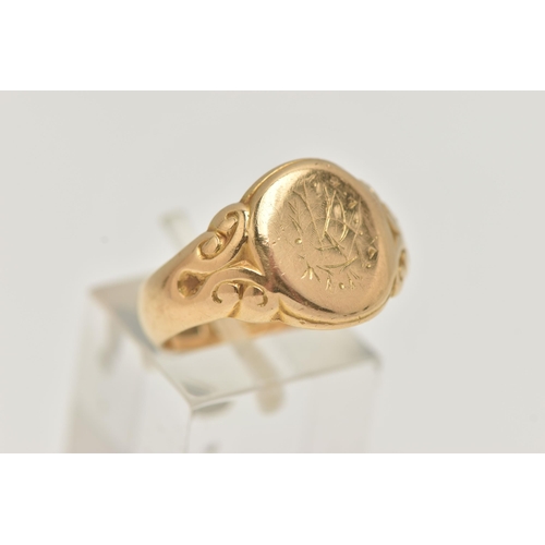 77 - AN EARLY 20TH CENTURY, 18CT GOLD GENTS SIGNET RING, of an oval form, worn engraved monogram, ring he... 