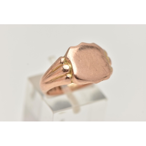 88 - A HEAVY 9CT ROSE GOLD GENTS SIGNET RING, polished shield signet, textured shoulders leading onto a p... 