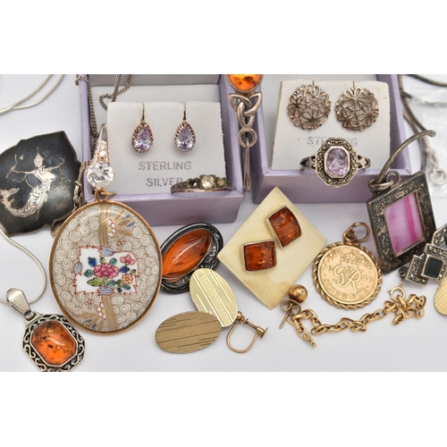 118 - AN ASSORTMENT OF JEWELLERY, to include an AF yellow metal chain bracelet, stamped 375, a single yell... 