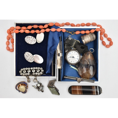 124 - A SELECTION OF ITEMS, to include an oval coral bead necklace, fitted with a base metal spring clasp,... 