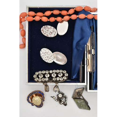 124 - A SELECTION OF ITEMS, to include an oval coral bead necklace, fitted with a base metal spring clasp,... 