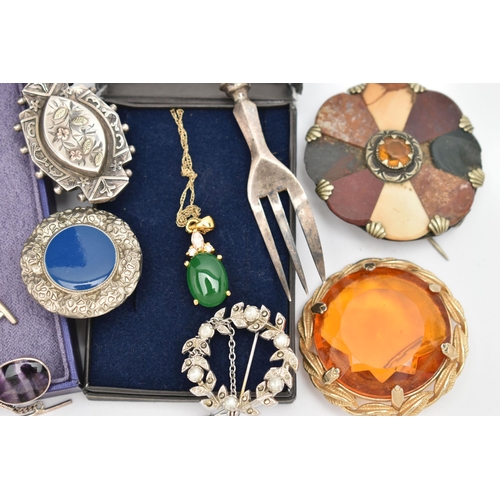 129 - A SMALL ASSORTMENT OF ITEMS, to include a boxed gold plated pendant with a yellow metal Prince of Wa... 