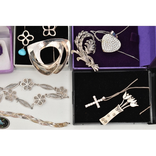 137 - AN ASSORTMENT OF WHITE METAL JEWELLERY, to include an art deco painted miniature ring, an Italian pl... 