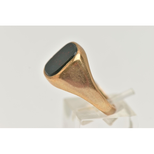 92 - A 9CT GOLD GENTS BLOODSTONE SIGNET RING, polished rounded rectangular bloodstone inlay, to a polishe... 