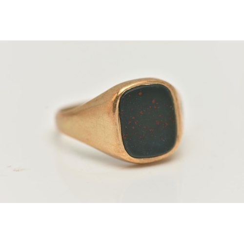 92 - A 9CT GOLD GENTS BLOODSTONE SIGNET RING, polished rounded rectangular bloodstone inlay, to a polishe... 