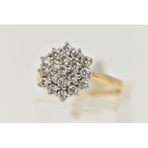 184 - A YELLOW METAL DIAMOND CLUSTER RING, cluster set with round brilliant cut diamonds, estimated total ... 