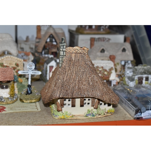 393 - A COLECTION OF LILLIPUT LANE COTTAGES, five boxed houses comprising Circular Cottage and Oak Cottage... 