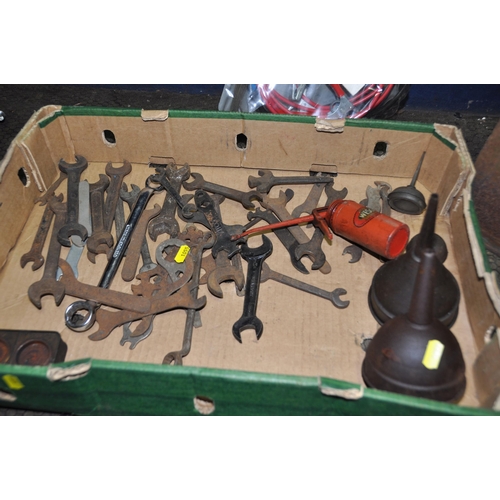 1055 - A TRAY CONTAINING AUTOMOTIVE TOOLS AND ACCESSORIES including a vintage Shell-Mex fuel can with brass... 